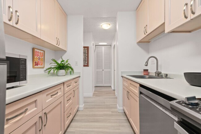 Building Photo - Kakaako Royal Court 2 Bedroom 2 Bathroom 1...