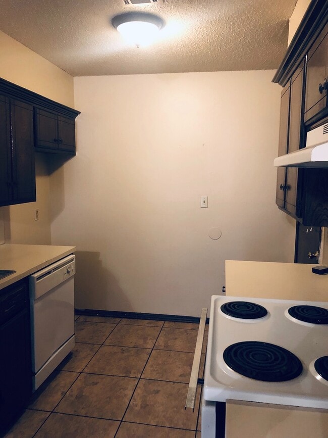 Building Photo - Adorable Duplex near Sky Ranch!