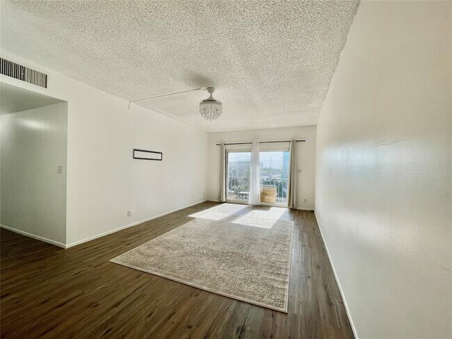 Building Photo - 400 N Riverside Dr