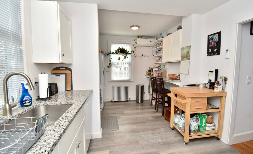 Building Photo - 4 Elm St