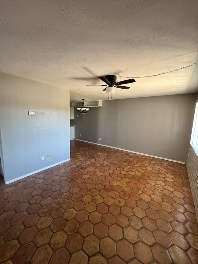 Building Photo - Charming 2 bedroom 1 bath