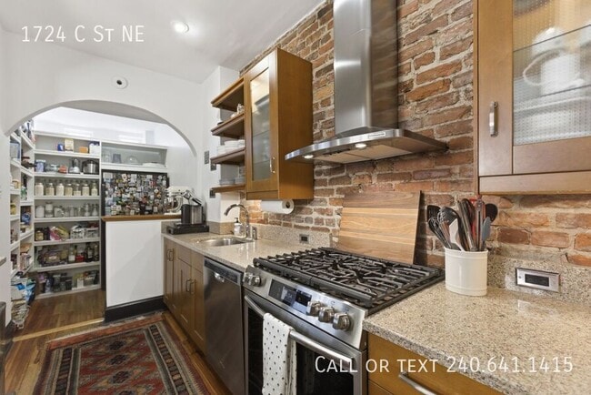 Building Photo - 1724 C St NE