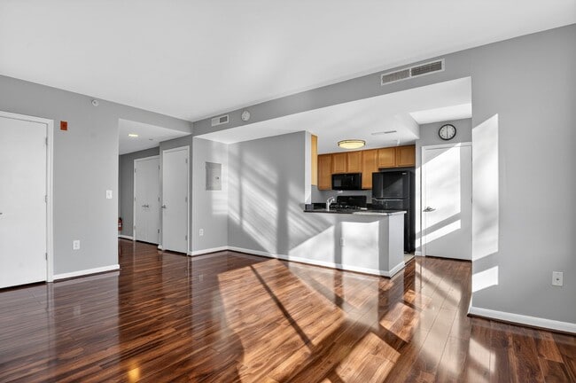 Building Photo - Spacious Studio w/ Parking Included!