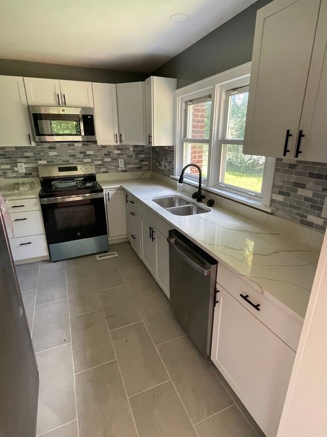 Building Photo - Brick 3 bedroom 2 bath in Bristol