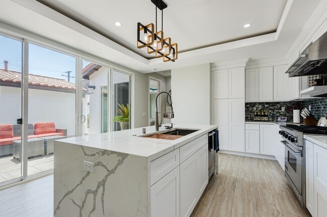 Building Photo - 10068 Russell Ave