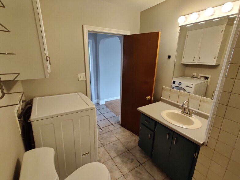Bathroom - 578 Dubuque St