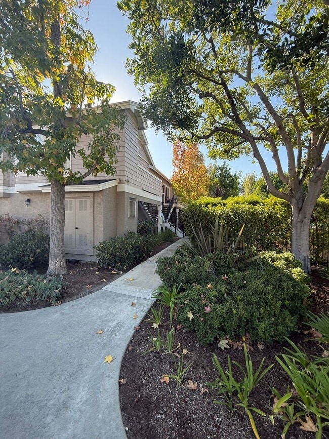 Building Photo - **Charming 1bed 1bath Condo located in the desirable Canyon Villa Community**