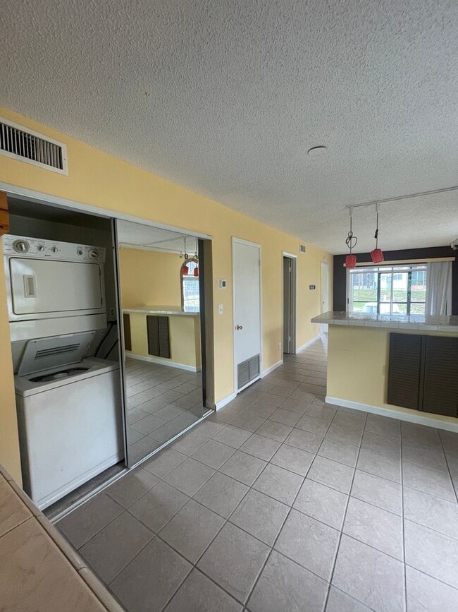Building Photo - 1 Bed 1 Bath | Central Air | Community Pool | Section 8 Welcome