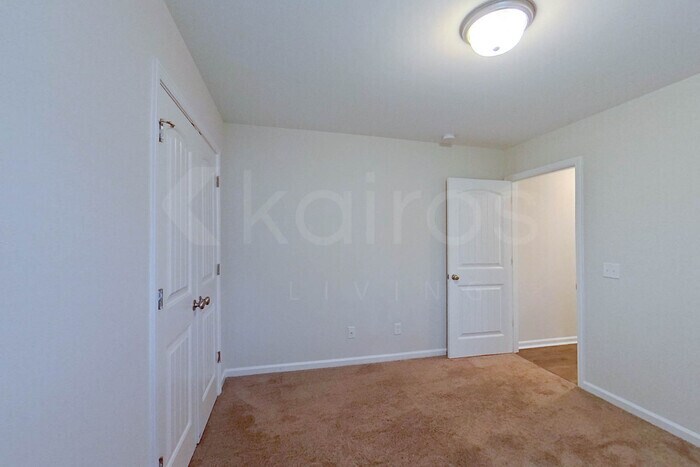 Building Photo - 104 Lord Effingham Wy
