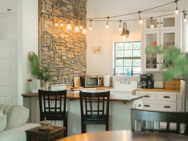 Building Photo - 10583 Two Girls Ln