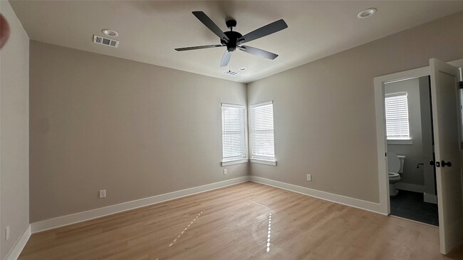 Building Photo - 380 N Dallas St