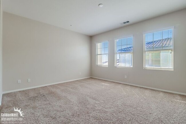 Building Photo - Bright & Spacious 2Bdm 2Ba Townhome in Eas...