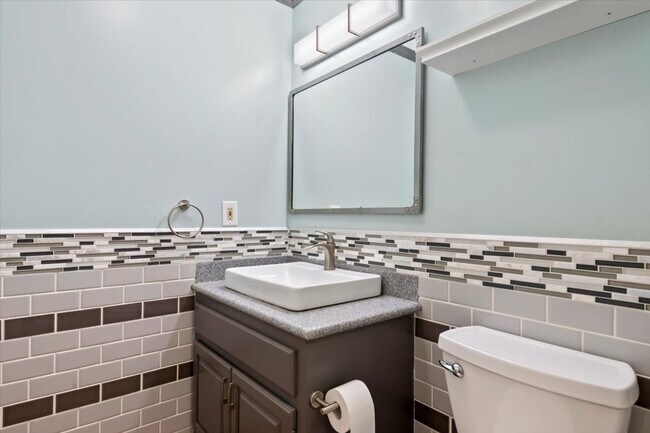 Building Photo - Stunning 3 bed 2.5 bath home in Cove Creek subdivision!