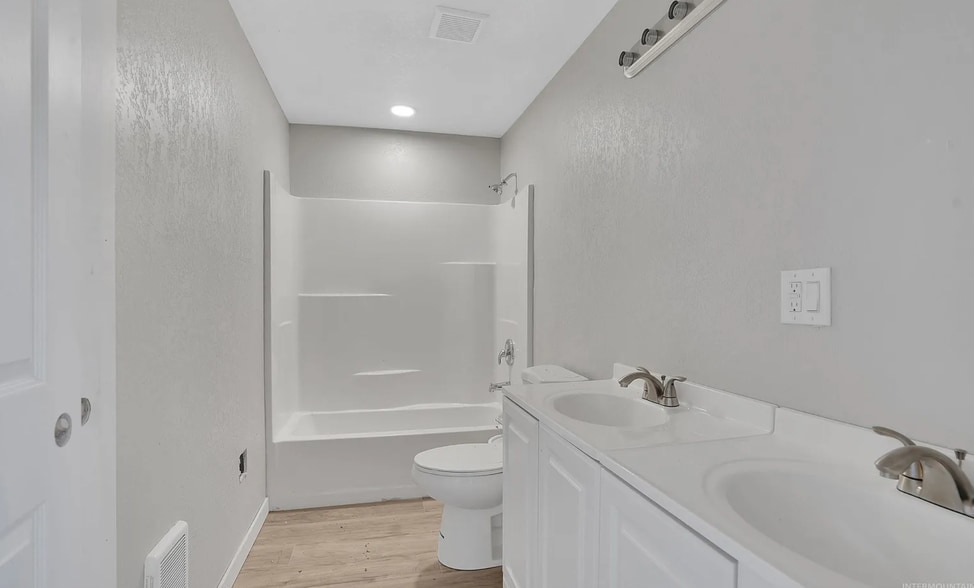 Building Photo - 924 3rd St