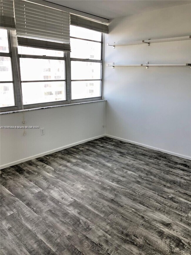 Building Photo - 18021 Biscayne Blvd