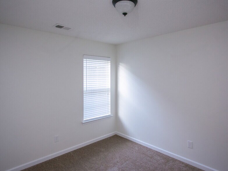 Building Photo - 5810 Bedford Loop E