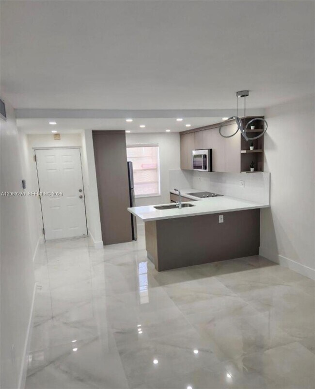 Building Photo - 9440 Fontainebleau Blvd