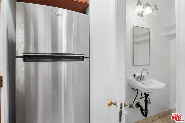 Building Photo - 420 S Beverwil Dr