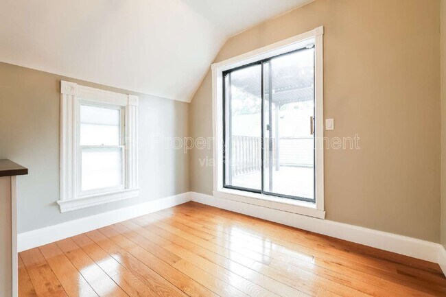 Building Photo - 212 W Irvington Pl