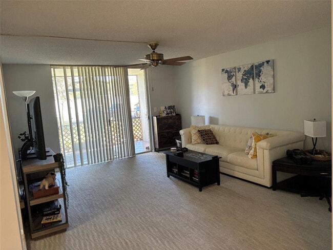 Building Photo - 3650 Inverrary Dr