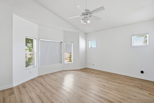 Building Photo - 4 Bed 2 Bath House with a pool!