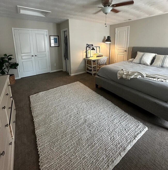 Building Photo - Topiary House