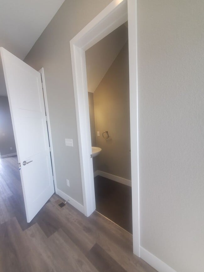 Building Photo - Beautiful and Updated 2BR Townhome With At...