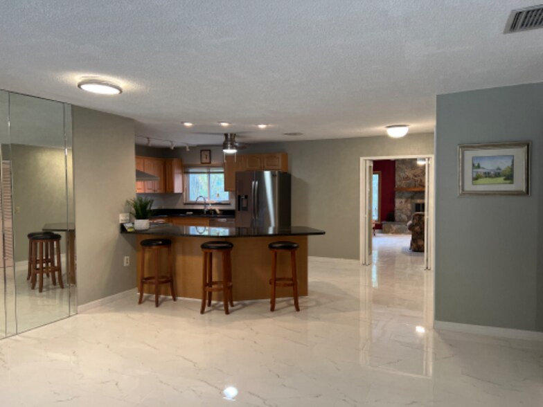 Building Photo - 538 85th Ave N