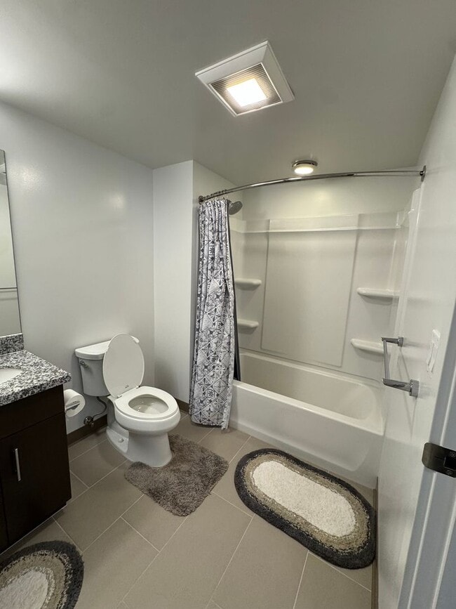 Building Photo - Partially Furnished 1 bed, 1 bath with 1 reserved covered parking @ Ke Kilohana