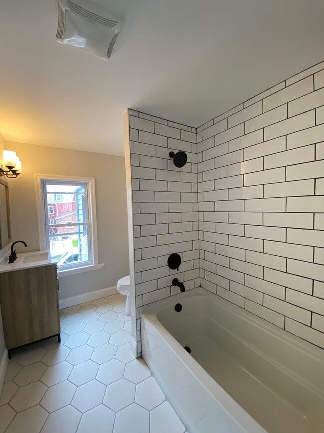 Building Photo - 3 Bedroom 2.5 Bath Home Available For Rent