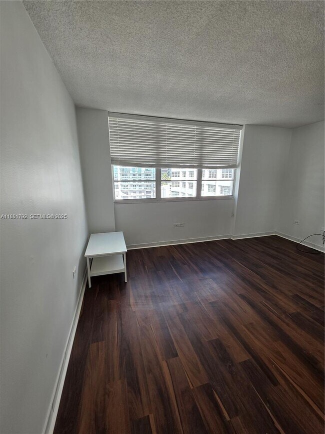 Building Photo - 905 Brickell Bay Dr