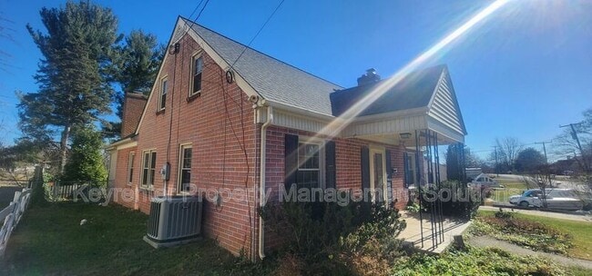 Building Photo - 127 College Cir