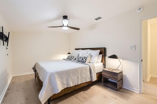 Building Photo - 6700 Cooper Ln