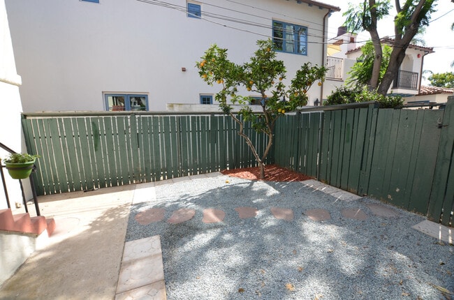 Building Photo - 1.Bd/1 Ba in a duplex, in the heart of Cor...