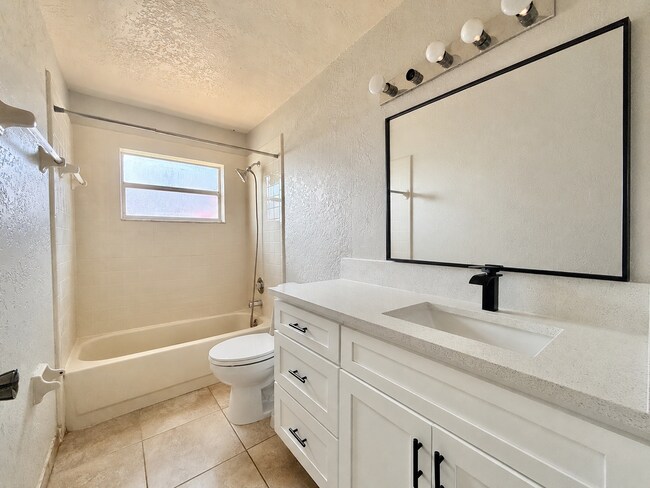 Building Photo - Spacious Home with Large Yard and Central Location! Close to Major Shopping and Dining!