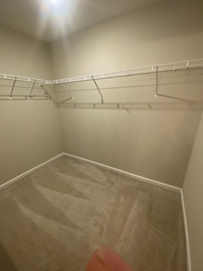 Building Photo - Spacious 3BR/2BA Home with Garage