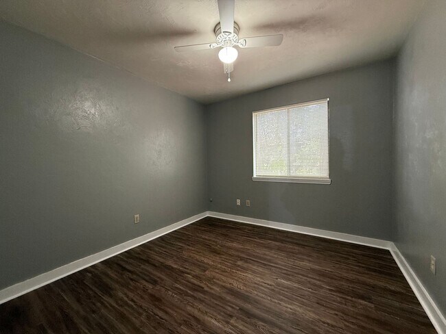 Building Photo - Downstairs unit off E Park avail NOW!!!