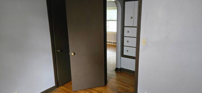 Building Photo - Charming 3 - Bedroom Property in Prime Location