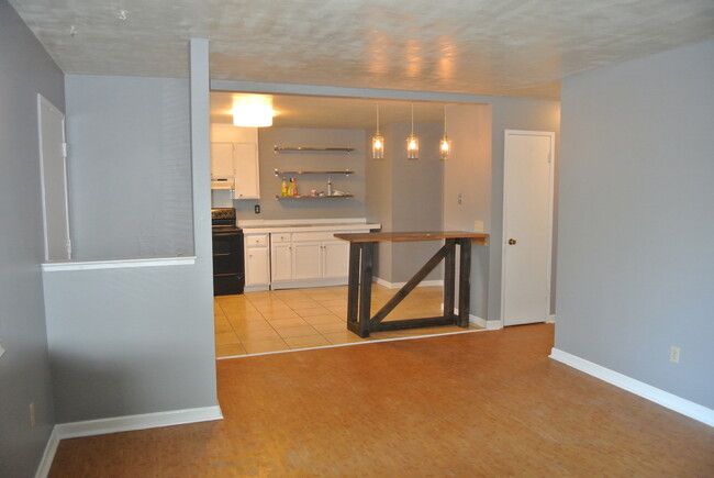 Building Photo - Adorable 2 bedroom, 1 bathroom In Pittsbur...