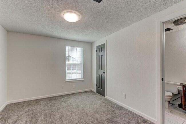 Building Photo - 2121 Meench Dr