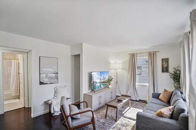 Building Photo - 2412 SW Mission Ave