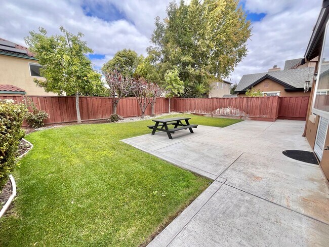 Building Photo - Beautifully Remodeled 4-Bedroom, 2.5 Bath ...