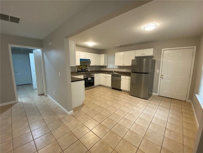 Building Photo - 130 River Pointe Ct SW