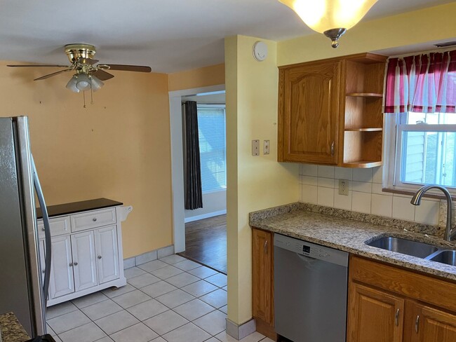 Building Photo - Surprisingly Spacious! 3-Bedroom 2 bath Ho...