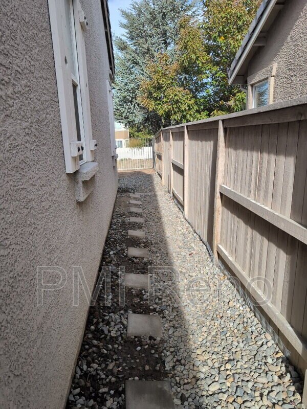 Building Photo - 10719 Grayslake Dr