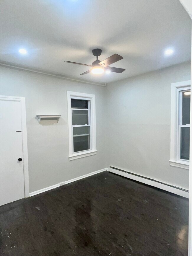 Building Photo - 364 River Dr