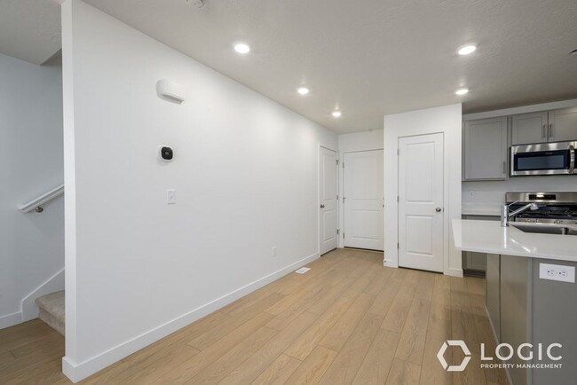 Building Photo - Beautiful Brand New Townhome in Great Eagl...