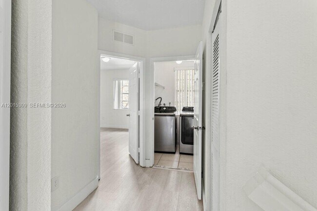 Building Photo - 5090 SW 136th Ave