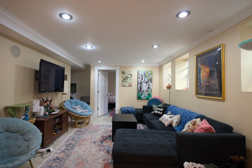 623 # 5 - Redmond Apartments