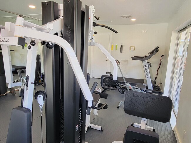 Building Photo - 1340 NE 28th Ave